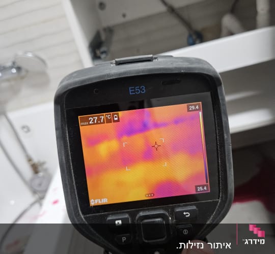A thermal imaging camera displaying a heat map in a bathroom setting.